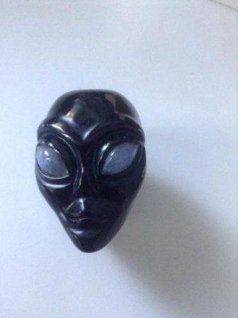  Obsidiaan Alien scull schedel, met maansteen ogen, 130 gr.  € 125,00